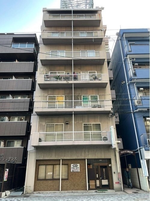 外観:グランドハイツ阿倍野は昭和56年9月竣工のマンションです。 鉄筋コンクリート造7階建となっております。 最寄り駅は大阪メトロ谷町線「阿倍野」駅徒歩4分の好立地です。 マンションから徒歩8分圏内に