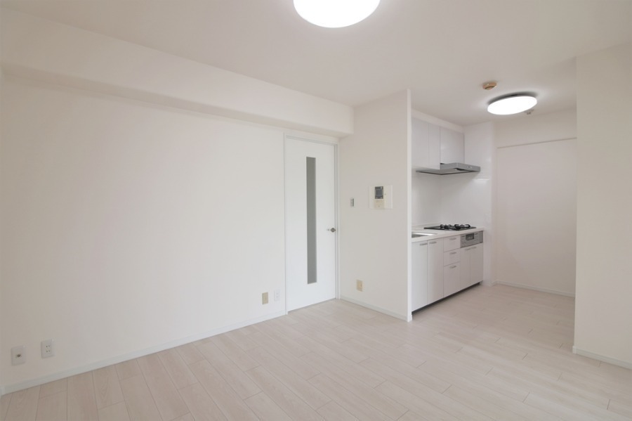 リビング:◆システムキッチン新調 ◆便器・温水洗浄便座新調
◆浴室ユニットバス新調 ◆洗面化粧台新調
◆クロス貼替◆給湯器新調