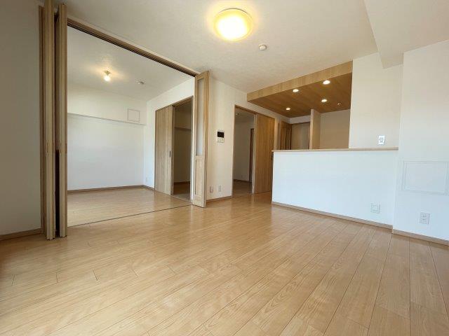 リビング:◆システムキッチン新調 ◆洗面化粧台新調
◆温水洗浄便座新調 ◆浴室ユニットバス新調
◆洗濯防水パン新調 ◆フローリング貼替え
◆クロス張替え ◆建具新調