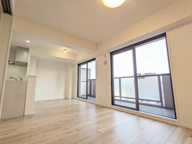 リビング:◆システムキッチン新調 ◆浴室ユニットバス新調(浴室暖房乾燥機新設)
◆洗濯防水パン&洗濯水栓新調
◆便器・温水洗浄便座新調 ◆フローリング貼替え
◆クロス全室張替え