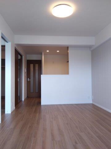 リビング:◆システムキッチン新調 ◆洗面化粧台新調 ◆浴室ユニットバス新調 ◆便器・温水洗浄便座新調 ◆クロス貼替え ◆フローリング貼替え
◆建具(一部)新調 ◆玄関収納新調