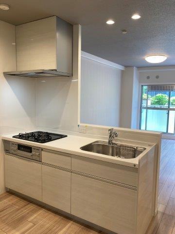 キッチン:◆システムキッチン新調 ◆洗面化粧台新調
◆浴室ユニットバス新調 ◆便器・温水洗浄便座新調
◆給湯器新調
◆クロス貼替え ◆フローリング貼替え
◆玄関収納新調