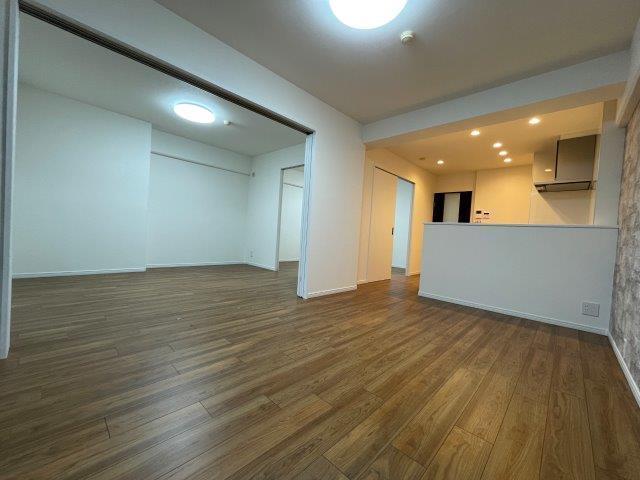 リビング:◆システムキッチン新調 ◆洗面化粧台新調
◆浴室ユニットバス新調 ◆便器・温水洗浄便座新調
◆洗濯パン・洗濯水栓新設
◆クロス貼替え ◆フローリング貼替え
◆玄関収納新調 ◆建具