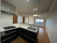 キッチン:★10階建て9階部分につき陽当り・眺望良好♪★広々約15帖のＬＤＫ★水回り全交換（キッチン・浴室・トイレ・洗面化粧台）リフォーム済★食洗機・浴室暖房換気乾燥機付き設備充実♪1階部分にドラックストア★