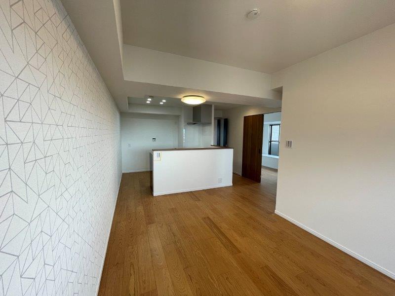 リビング:リフォーム内容
◆システムキッチン新調 ◆洗面化粧台新調
◆浴室ユニットバス新調 ◆便器・温水洗浄便座新調
◆洗濯パン・洗濯水栓
◆クロス貼替え ◆フローリング貼替え
◆玄関収納新調