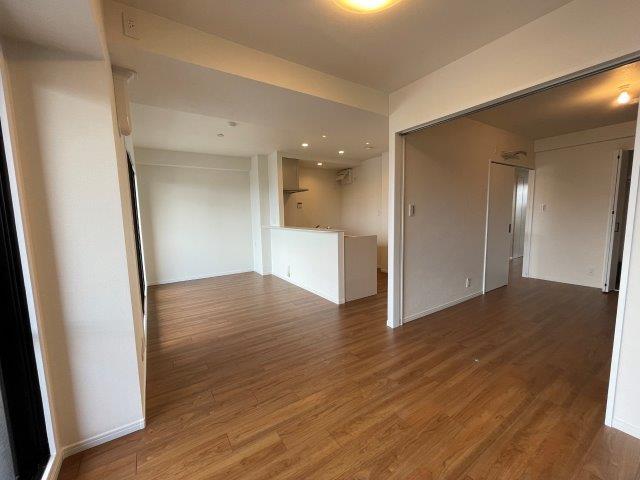 リビング:◆システムキッチン新調 ◆洗面化粧台新調
◆浴室ユニットバス新調 ◆便器・温水洗浄便座新調
◆洗濯パン・洗濯水栓
◆建具新設 ◆クロス貼替え
◆フローリング貼替え ◆玄関収納新調