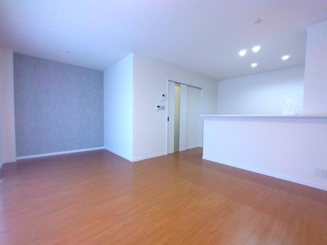 リビング:◆システムキッチン新調(食洗機付き)
◆洗面化粧台新調
◆浴室ユニットバス新調(追炊き付き)
◆便器・温水洗浄便座新調
◆クロス貼替え ◆フローリング貼替え
◆建具新調 ◆外壁・屋根塗装