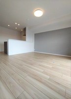 リビング:リフォーム内容［2023年3月完工］
◆システムキッチン新調　◆洗面化粧台新調
◆洗濯水栓・洗濯パン新調　◆浴室ユニットバス新調
◆給湯器新調　◆フローリング貼替え
◆建具新調　◆クロス貼替