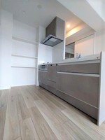 キッチン:◆システムキッチン新調　◆浴室ユニットバス新調
◆洗面化粧台新調　◆便器・温水洗浄便座新調
◆クロス貼替え　◆フローリング貼替え
◆建具新調　◆洗濯パン・洗濯水栓新調