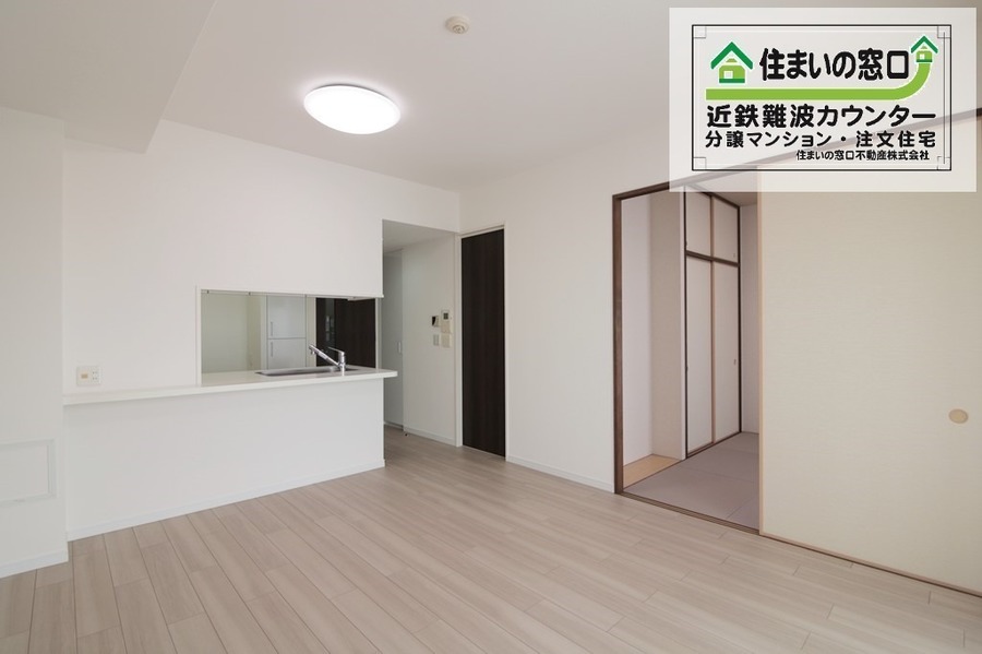 リビング:★最上階★ペット飼育可★床暖房・浴室乾燥機付き★レースカーテン付き★リフォーム済(給湯器(追炊付)新設・クロス・フローリング貼替)★人気の対面カウンターキッチン♪◎設備アフターサービス保証付きで安心♪