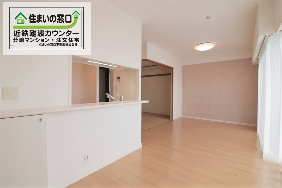 リビング:★ペット飼育可★水回り全交換(キッチン・給湯器(追炊付)・洗面化粧台・温水洗浄便座 各新調)リフォーム済★人気の対面カウンターキッチン♪食洗機付き★床暖房・浴室乾燥機付き★レースカーテン・照明付★
