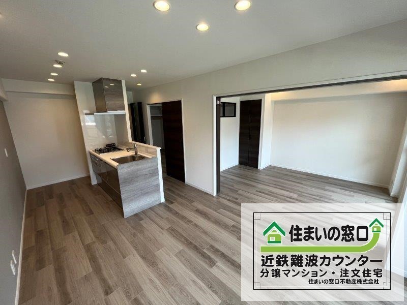 リビング:★『角部屋』全部屋に窓あり♪通風良好★水回り全交換(キッチン・浴室・トイレ・洗面化粧台)リフォーム済★人気の対面カウンターキッチン♪食洗機付き★浴室暖房乾燥機付き★宅配ボックス完備