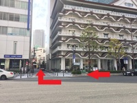 御堂筋通りからホテルロイヤルクラシック大阪店先を右折です